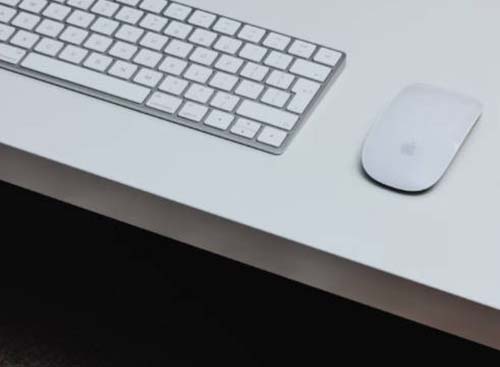 Magic Mouse and Magic Keyboard on table photo – Fr.jpg